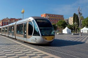 un tram circule à Nice