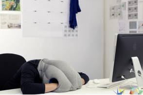 Cuscino per dormire in ufficio e aumentare la creatività