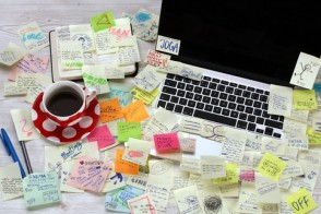 Un bureau rempli de post-its à l'image de la recherche d'emploi