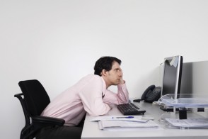 Un homme s'ennuie au travail